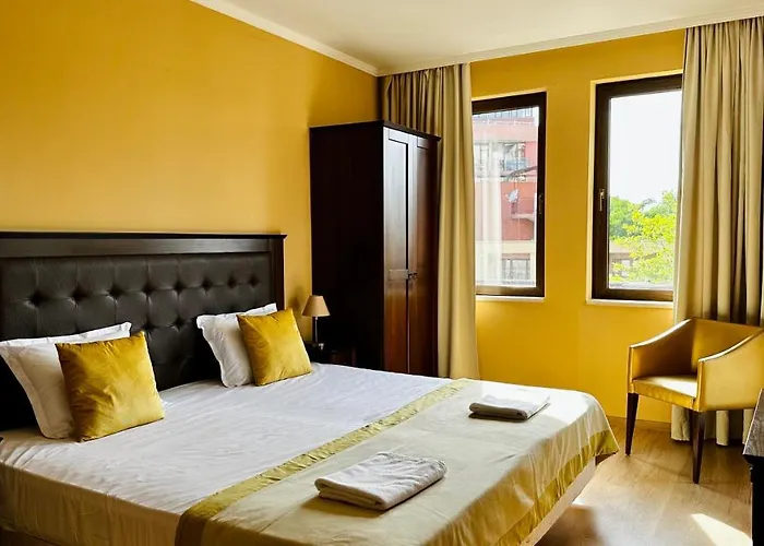 Royal - Modern & Private In Center Sunny