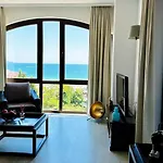 Royal - Modern & Private In Center Sunny 公寓式酒店 4*