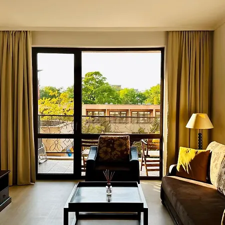 Royal - Modern & Private In Center Sunny *