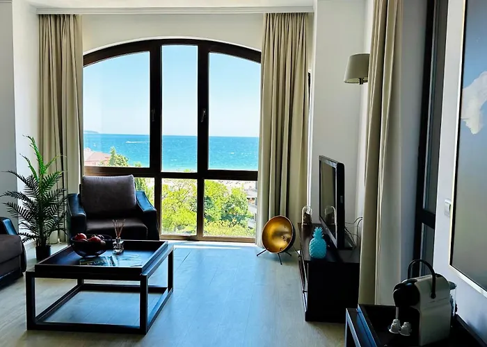 Royal - Modern & Private In Center Sunny Apartmanhotel 4*