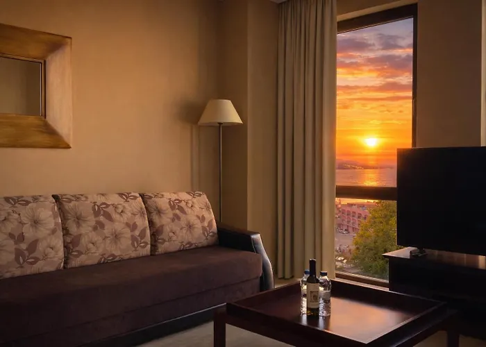 Royal - Modern & Private In Center Sunny Apartmanhotel 4*